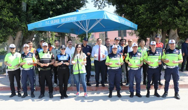 Mersin'de trafik uygulamasında sürücülere yoğurt, çilek ve lokum ikram edildi