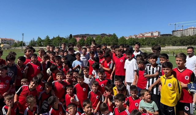 Milli futbolcu Cengiz Ünder memleketi Balıkesir'de genç sporcularla buluştu