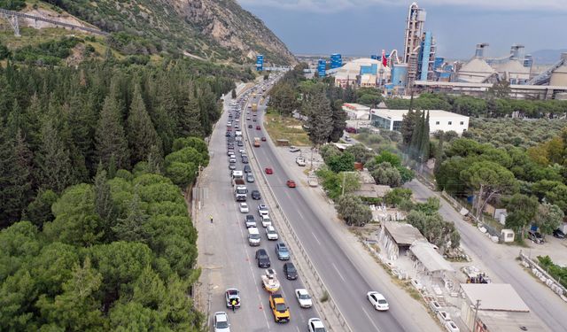 Muğla ve Aydın'ın turistik ilçelerine giden yollarda yoğunluk yaşanıyor