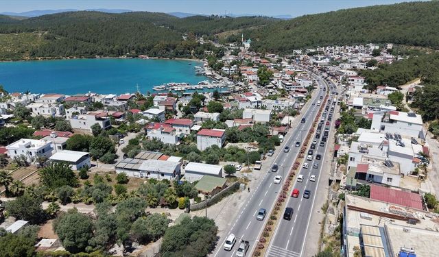 Muğla'daki kara yollarında tatilcilerin bayram dönüşü yoğunluğu sürüyor