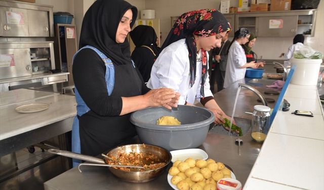Muş'ta 'Anne Kız Birlikte Mutfakta Yemek Yarışması' yapıldı