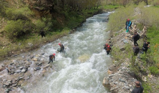 Muş'ta dereye düşerek kaybolan kadını arama çalışmaları sürüyor