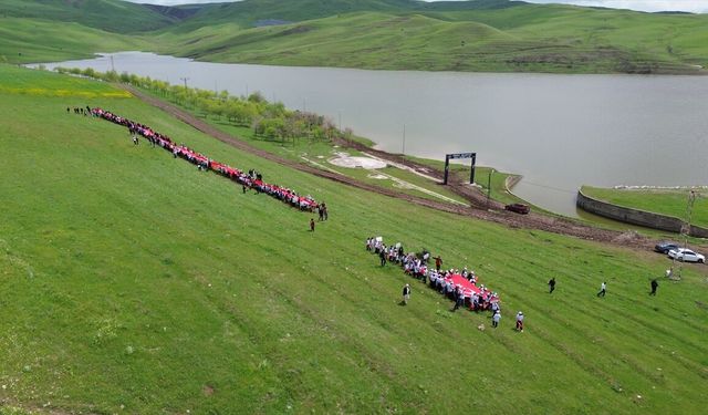 Muş'ta Gençlik Festivali'nde buluşan gençler 130 metrelik Türk bayrağıyla yürüyüş yaptı