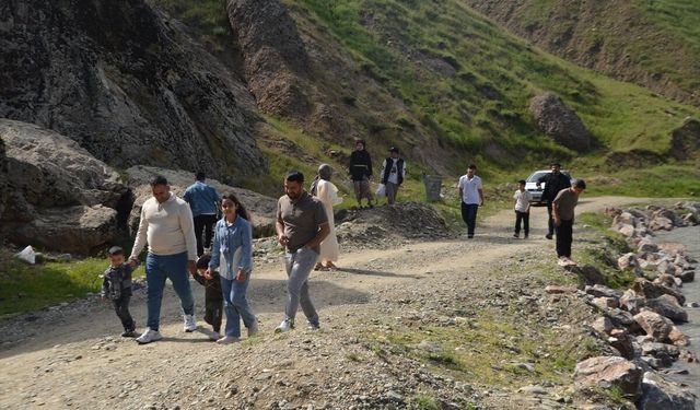 Muş'taki Kızılağaç Kanyonu Kurban Bayramı tatilinde ziyaretçilerin uğrak yeri oldu