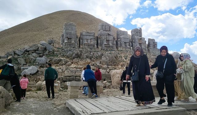 Nemrut Dağı'nda bayram tatilinde ziyaretçi yoğunluğu yaşanıyor