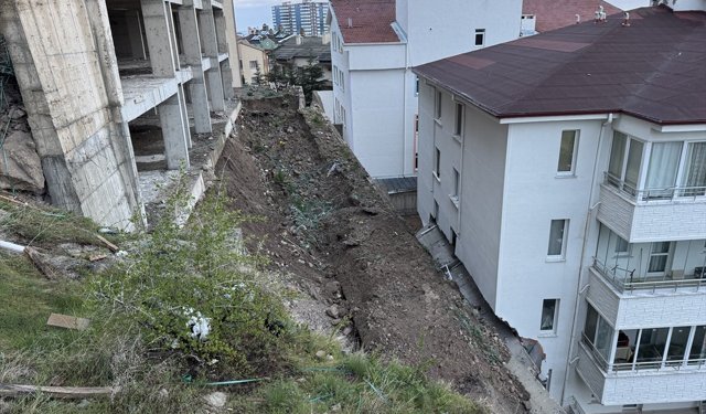 Nevşehir'de çöken istinat duvarı, öndeki apartmanda hasar oluşturdu
