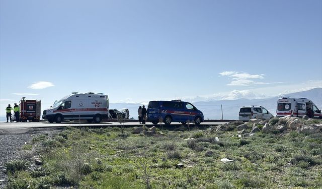 Niğde'de hafif ticari araç ile otomobilin çarpıştığı kazada 7 kişi yaralandı