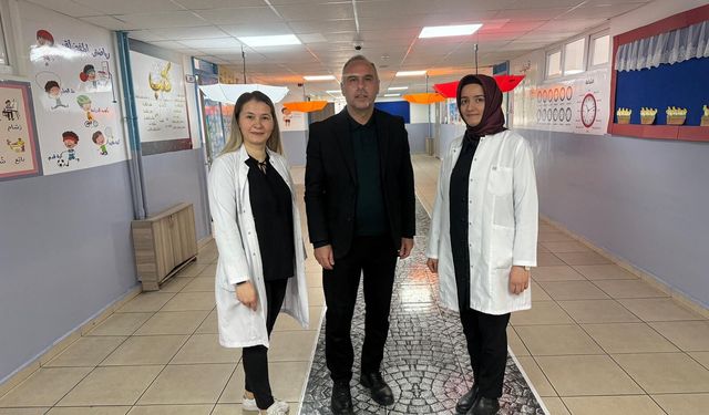 Öğretmenlerin 'kitap okuyun' demeden başlattığı deney okul koridorunu okuma alanına çevirdi