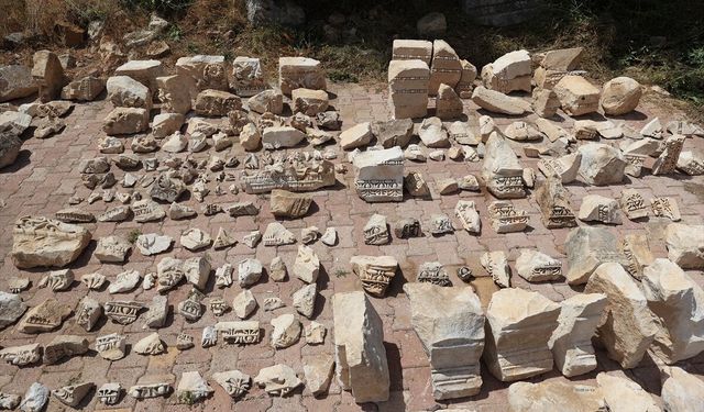 Olympos'ta anıtsal mezar ve içerisinde aristokrat bir kadına ait lahit bulundu