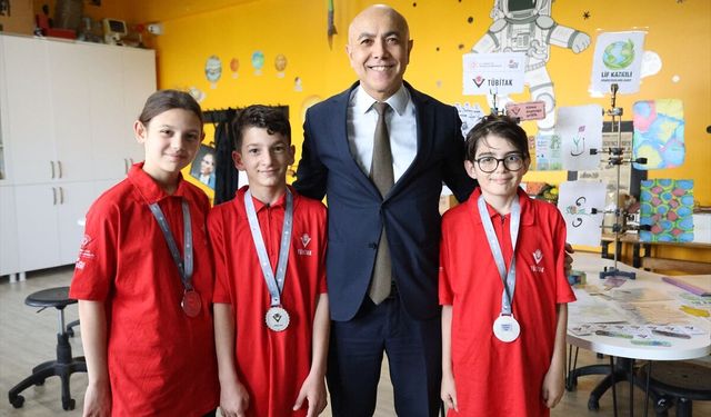 Ortaokul öğrencileri çamaşır kurutma makinesinden çıkan lifleri kullanarak atık kağıtların dayanıklılığını artırdı