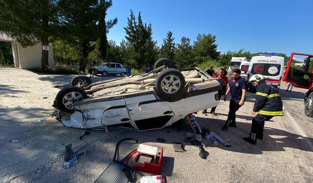 Osmaniye'de park halindeki kamyonete çarpan otomobildeki 3 kişi yaralandı