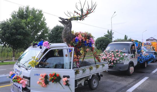 Özbekistan'ın çiçek şehri Namangan'da 65. Uluslararası Çiçek Festivali başladı