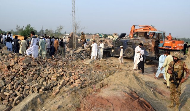 Pakistan'da düzenlenen intihar saldırısında 12 polis hayatını kaybetti