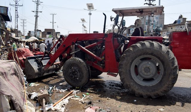 Pakistan'da pazar yerinde meydana gelen patlamada 2'si polis 9 kişi öldü