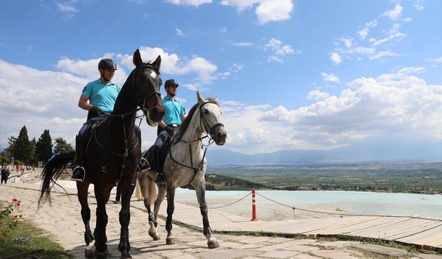 Pamukkale'de atlı jandarma timi turistlerin güvenliği için görevde