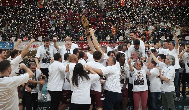 Parmos Bordo Basketbol, play-off şampiyonluğunu kutladı