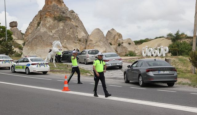 Polisler Kurban Bayramı tatili için Kapadokya'ya gelenleri çikolata ve kolonyayla karşıladı