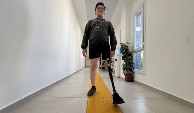 Protezle yürüyen depremzede çocuğun hayali futbolcu olmak