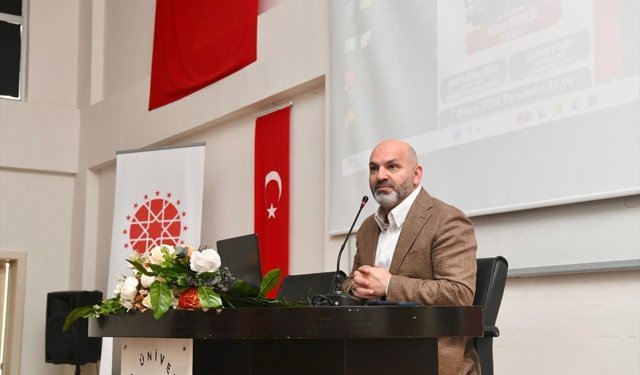 RTÜK Üyesi Davulcu, Amasya'da öğrencilerle dijital çağın fırsat ve risklerini konuştu