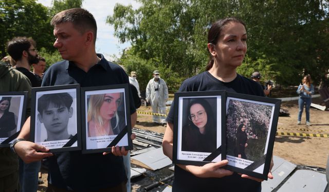Rusya Luhansk bölgesindeki kolejin enkazını uluslararası basına gösterdi