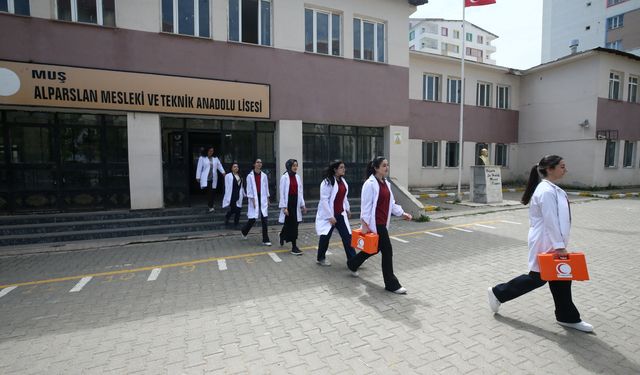 Sağlık alanında eğitim gören liselilerden köylerdeki çocuklara ilk yardım eğitimi