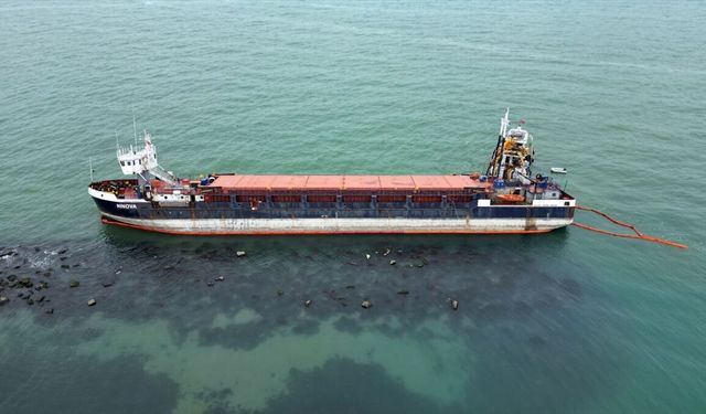 Sakarya'da karaya oturan kuru yük gemisi kirleticilerden arındırılıyor