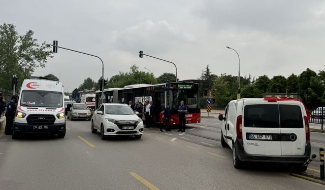 Sakarya'da metrobüs ile hafif ticari araç çarpıştı, 13 yolcu hafif yaralandı