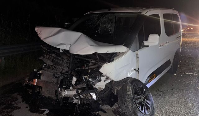 Sakarya'da otomobil ile hafif ticari aracın çarpıştığı kazada 4 kişi yaralandı