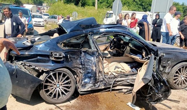 Sakarya'da otomobil ile hafif ticari aracın çarpıştığı kazada 7 kişi yaralandı