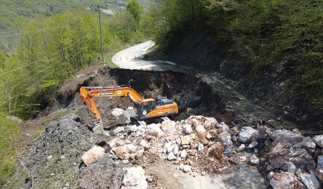 Sakarya'da sağanağın zarar verdiği yollar onarılıyor