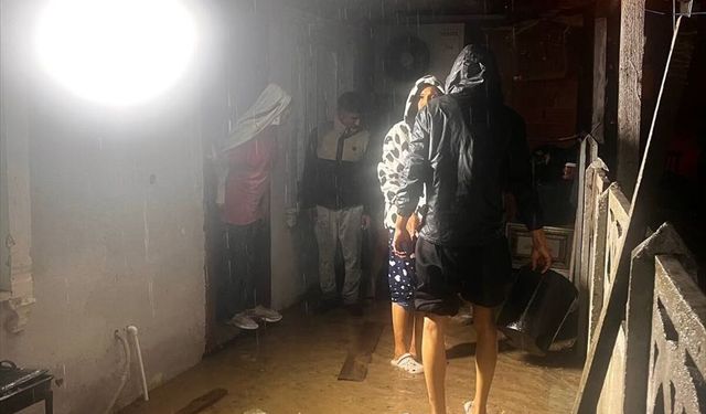 Sakarya'da sağanak nedeniyle 2 evi su bastı
