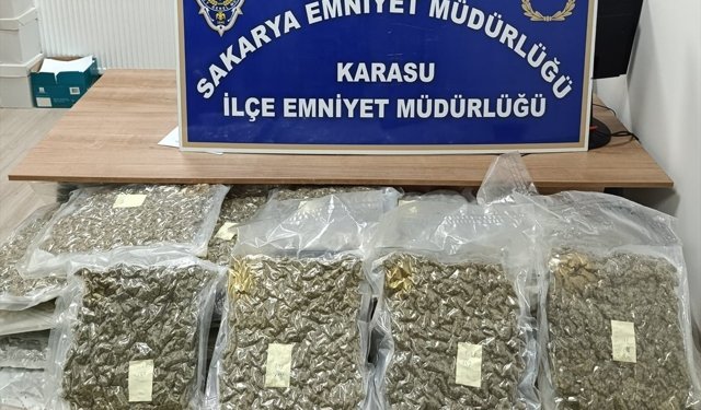 Sakarya'da sahile vuran çantada 21,5 kilogram sentetik uyuşturucu ele geçirildi