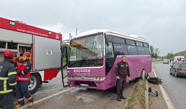 Sakarya'da tır, halk otobüsü ve otomobilin karıştığı kazada 6 kişi yaralandı