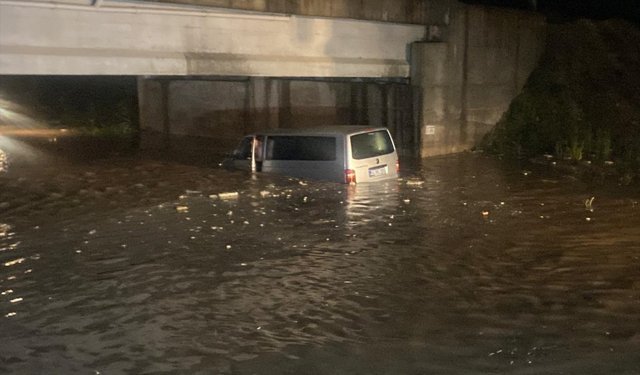 Sakarya'da yağış nedeniyle suyla dolan alt geçitte araç içerisinde mahsur kalan anne-oğul kurtarıldı