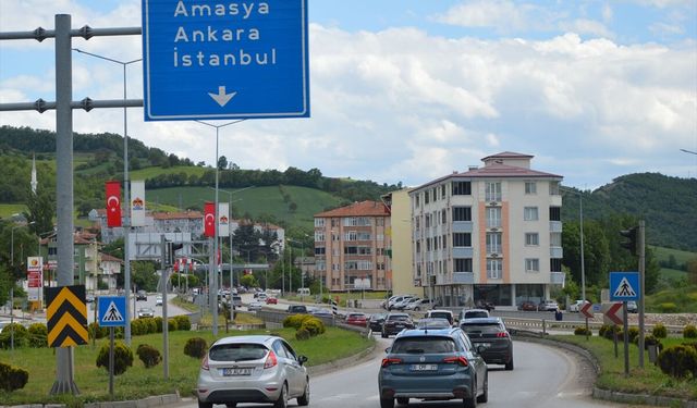 Samsun-Ankara kara yolu Havza geçişinde bayram dönüşü yoğunluk yaşanıyor