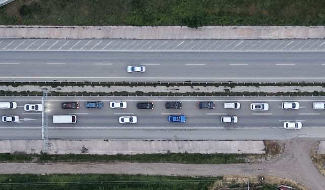 Samsun-İstanbul kara yolunda bayram dönüşü trafik yoğun ancak akıcı seyrediyor