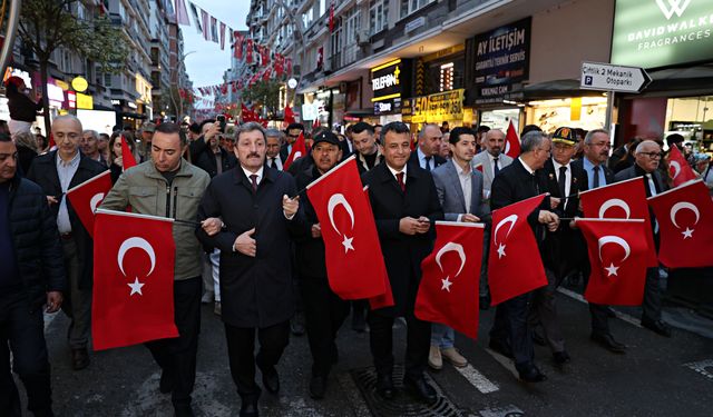 Samsun'da 'Bayrak ve Fener Alayı Yürüyüşü' yapıldı