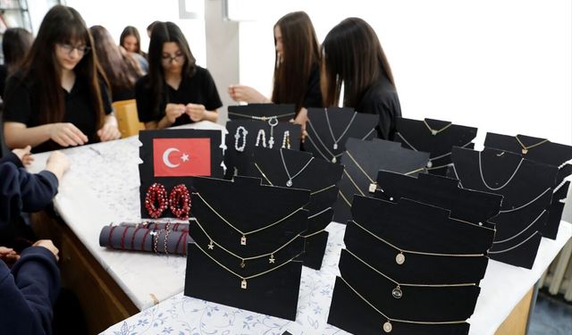 Samsun'da 'İyilik Döngüsü Projesi' ile kolları sıvayan liseliler takı tasarlıyor