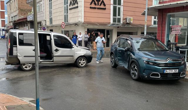 Samsun'da otomobille hafif ticari aracın çarpıştığı kazada 7 kişi yaralandı