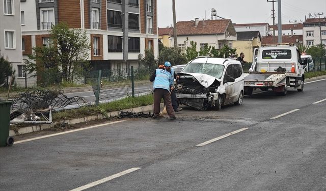 Samsun'da refüje çıkan hafif ticari araçtaki 3 kişi yaralandı