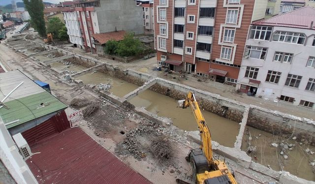 Samsun'un Havza ilçesinde dere üzerinde bulunan iş yerlerinin yıkımı bir bina haricinde tamamlandı