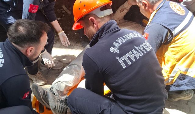 Şanlıurfa'da balkon korkuluklarına asılı kalan işçiyi itfaiye kurtardı
