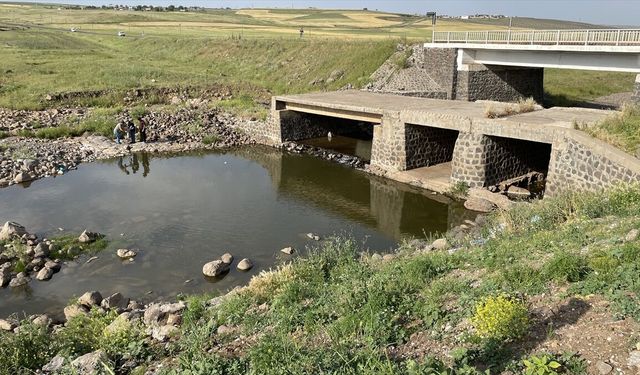 Şanlıurfa'da dereye giren çocuk boğulma tehlikesi geçirdi