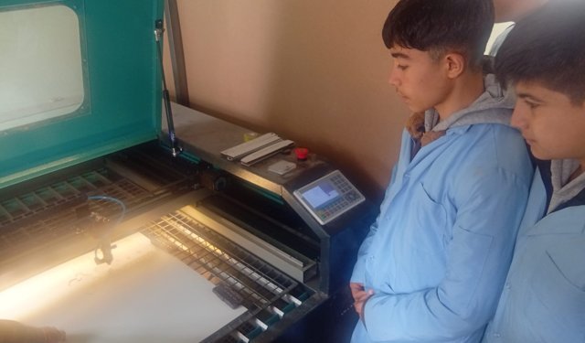 Şanlıurfa'da geri dönüşüm malzemelerinden yapılan oyuncaklar Şırnak'taki köy okuluna gönderildi