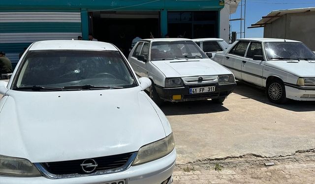 Şanlıurfa'da iş yerine düzenlenen silahlı saldırıda 5 otomobil zarar gördü