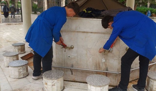 Şanlıurfa'da meslek lisesi öğrencileri camide bakım ve onarım yaptı