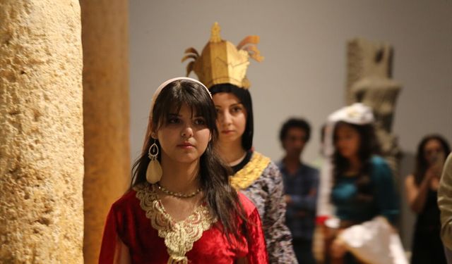 Şanlıurfa'da öğrencilerden 'Osmanlı kıyafetleri' defilesi