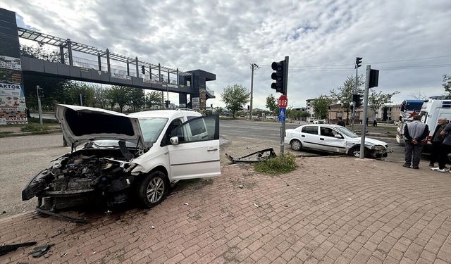 Şanlıurfa'da otomobil ile hafif ticari aracın çarpıştığı kazada 5 kişi yaralandı