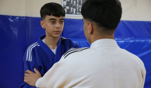 Şanlıurfalı 'Yıldırım' kardeşler judoda başarılarına yenilerini eklemek için çalışıyor