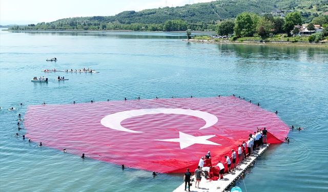 Sapanca Gölü'nde 1923 metrekarelik Türk bayrağı açıldı